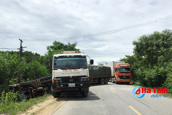 xe tai lat nghieng ben ql 15a giao thong ach tac nhieu gio