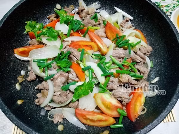 15 phut lam mon thit bo xao ca chua hanh tay thom ngon du chat cho ca nha