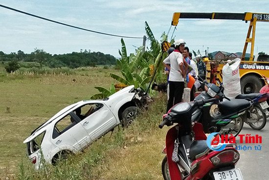 fortuner mat lai dam bay cot moc roi lao xuong ve duong