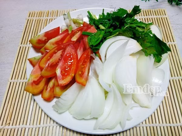 15 phut lam mon thit bo xao ca chua hanh tay thom ngon du chat cho ca nha