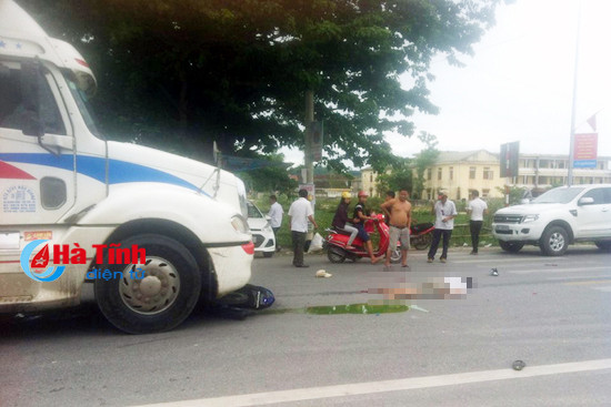 xe container va cham xe may mot nguoi nguy kich