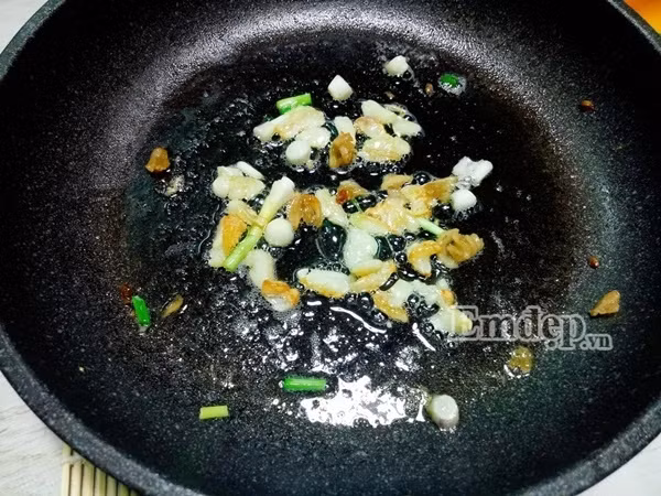 15 phut lam mon thit bo xao ca chua hanh tay thom ngon du chat cho ca nha