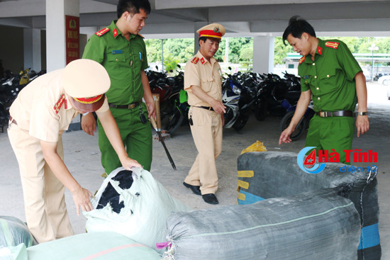 bat xe khach cho 800 bo quan ao 3 ta vai khong ro nguon goc