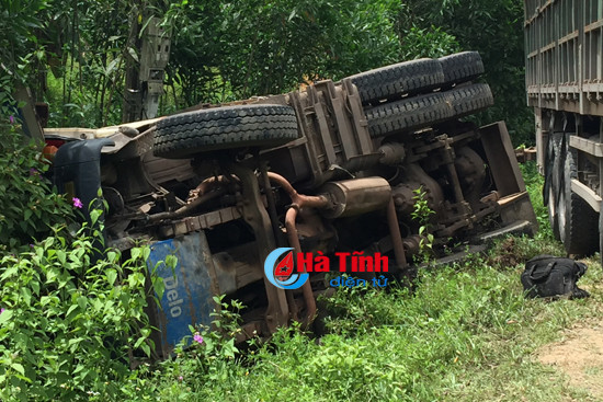 xe tai lat nghieng ben ql 15a giao thong ach tac nhieu gio