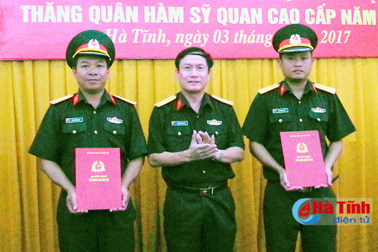 trao quyet dinh bo nhiem thang quan ham cho 6 can bo si quan