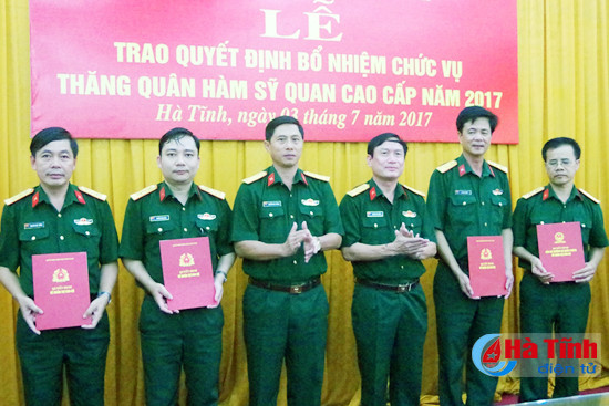 trao quyet dinh bo nhiem thang quan ham cho 6 can bo si quan