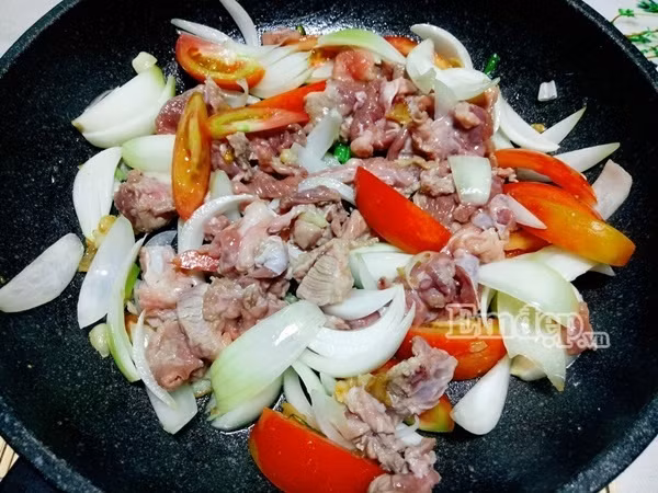 15 phut lam mon thit bo xao ca chua hanh tay thom ngon du chat cho ca nha