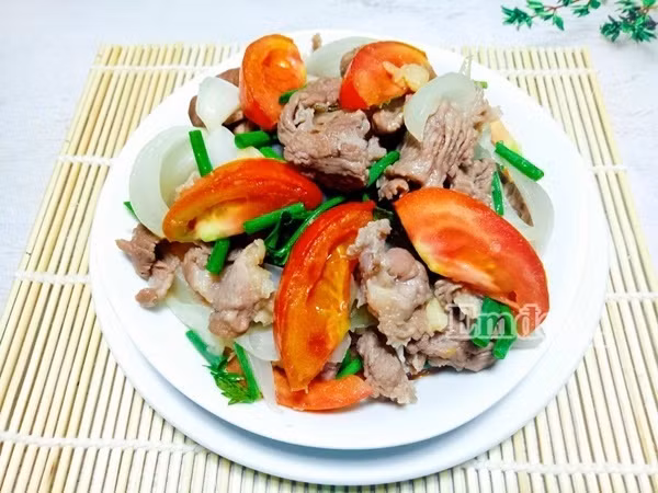 15 phut lam mon thit bo xao ca chua hanh tay thom ngon du chat cho ca nha