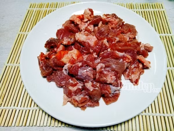 15 phut lam mon thit bo xao ca chua hanh tay thom ngon du chat cho ca nha