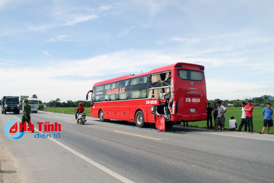 hang chuc nguoi hoang loan khi xe khach bi xe container tong phia sau