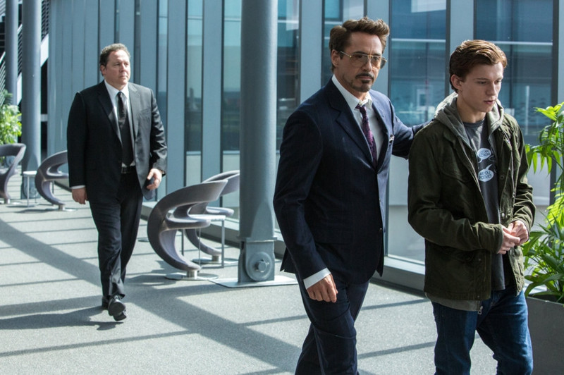 Tony Stark không cướp đất của Peter Parker. Trái lại, siêu anh hùng Người Sắt đóng vai trò quan trọng trong diễn biến tâm lý của Người Nhện.  nhen tro ve nha tre trung hai huoc va hien dai
