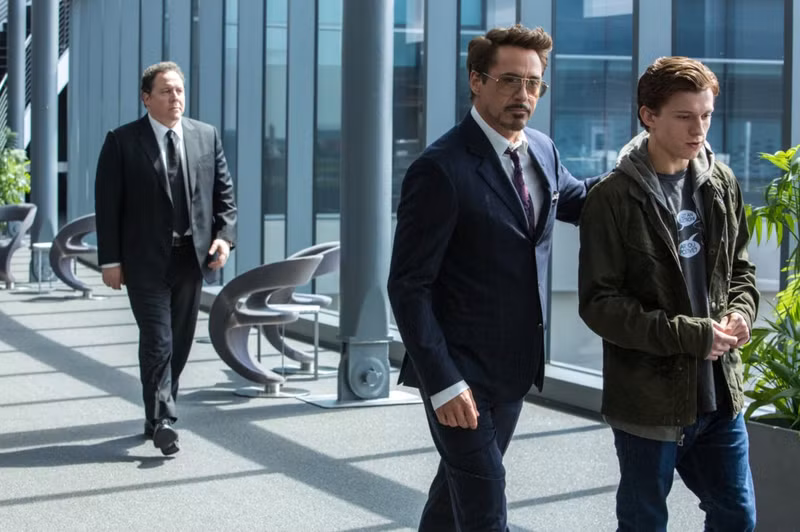 Tony Stark không cướp đất của Peter Parker. Trái lại, siêu anh hùng Người Sắt đóng vai trò quan trọng trong diễn biến tâm lý của Người Nhện. nhen tro ve nha tre trung hai huoc va hien dai