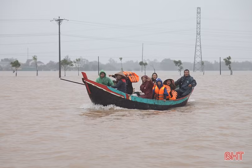 Mênh mông biển nước nhấn chìm hàng chục nghìn nhà dân ở Hà Tĩnh
