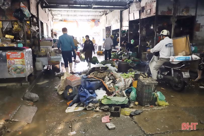 Sau mưa lũ, thành phố Hà Tĩnh “ngập” rác