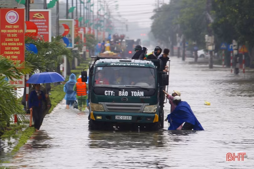 Hà Tĩnh: Nhiều xe tải lớn làm “taxi” miễn phí cho người dân vùng lụt
