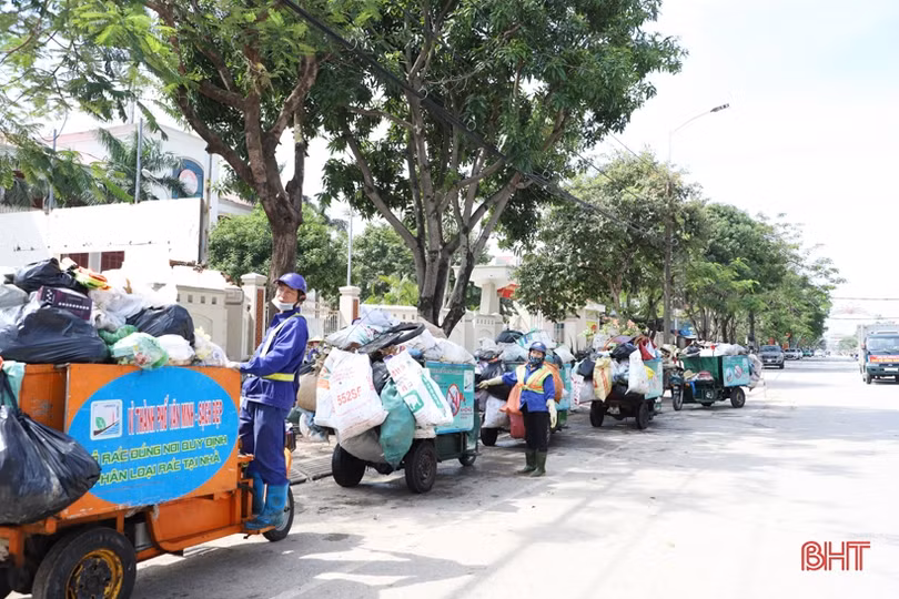 Sau mưa lũ, thành phố Hà Tĩnh “ngập” rác