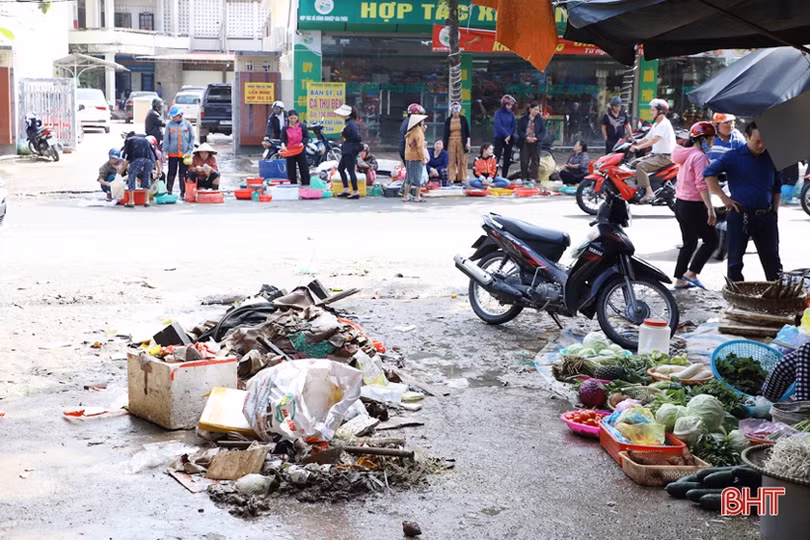 Sau mưa lũ, thành phố Hà Tĩnh “ngập” rác