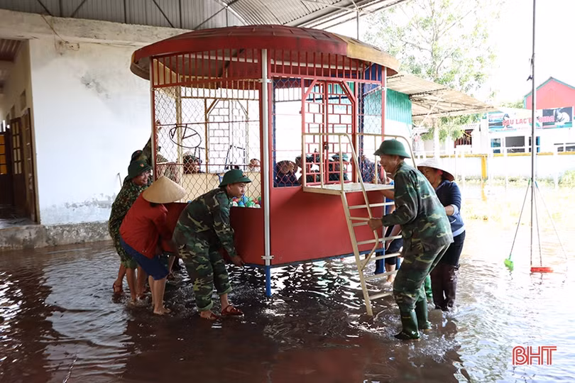 Bí thư Tỉnh ủy thăm hỏi, động viên người dân vùng lũ Cẩm Xuyên