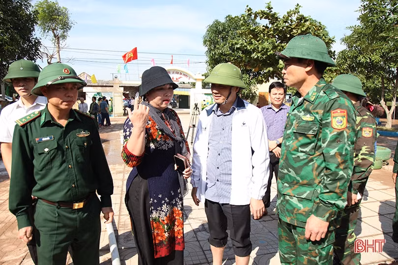 Bí thư Tỉnh ủy thăm hỏi, động viên người dân vùng lũ Cẩm Xuyên