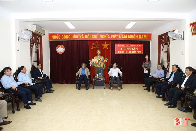Hội đồng hương Hà Tĩnh tại Hà Nội hỗ trợ bà con vùng lũ 1,4 tỷ đồng