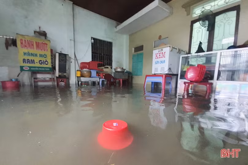 Nước lũ lên nhanh, người dân TP Hà Tĩnh đổ xô mua lương thực tích trữ