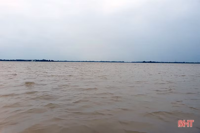 Cận cảnh cứu trợ người dân “tâm lũ” Cẩm Xuyên trong sáng nay
