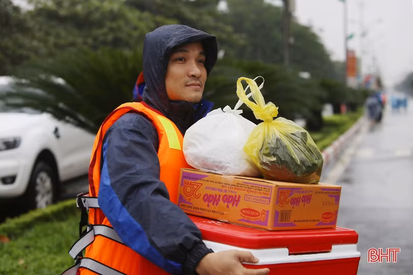 Hà Tĩnh: Nhiều xe tải lớn làm “taxi” miễn phí cho người dân vùng lụt