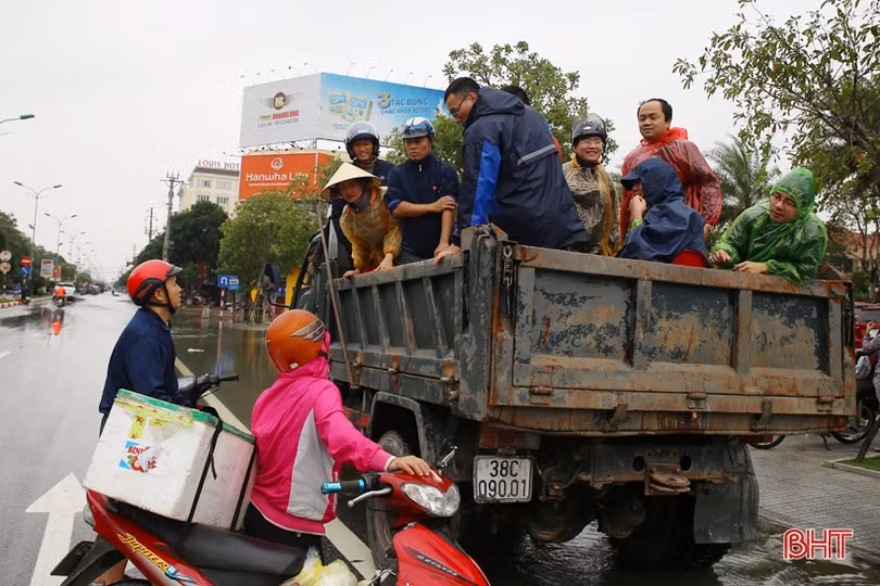 Hà Tĩnh: Nhiều xe tải lớn làm “taxi” miễn phí cho người dân vùng lụt