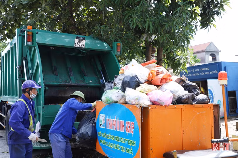 Sau mưa lũ, thành phố Hà Tĩnh “ngập” rác