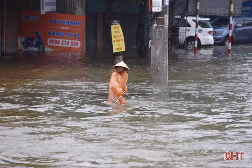 Hà Tĩnh: Nhiều xe tải lớn làm “taxi” miễn phí cho người dân vùng lụt
