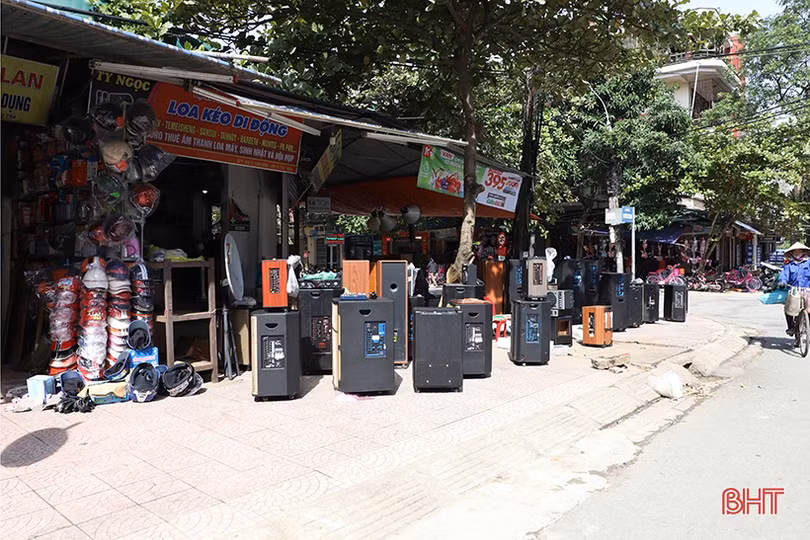 Tranh thủ trời nắng, tiểu thương Hà Tĩnh phơi hàng hóa sau mưa lũ