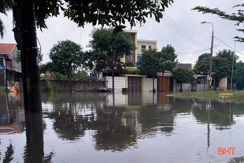 Sáng nay, nhiều phường ở TP Hà Tĩnh vẫn ngập sâu trong nước