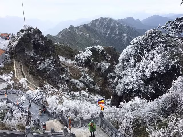 Băng giá bất ngờ xuất hiện trên đỉnh Fansipan giữa tháng 10