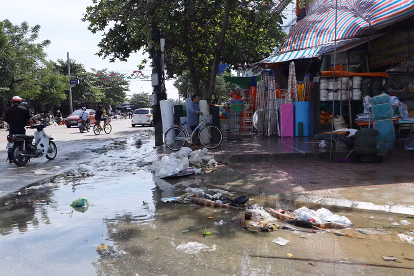 Sau mưa lũ, thành phố Hà Tĩnh “ngập” rác