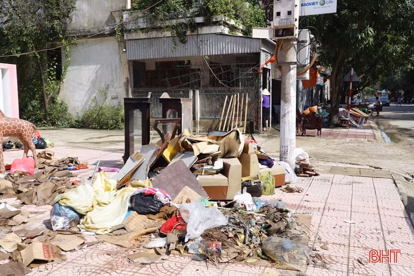Sau mưa lũ, thành phố Hà Tĩnh “ngập” rác