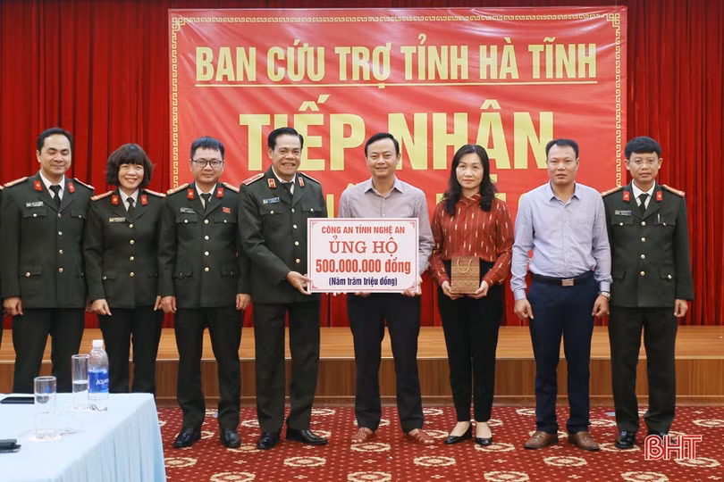 Bộ trưởng Bộ GD&ĐT thăm, tặng quà các trường học vùng lũ Hà Tĩnh
