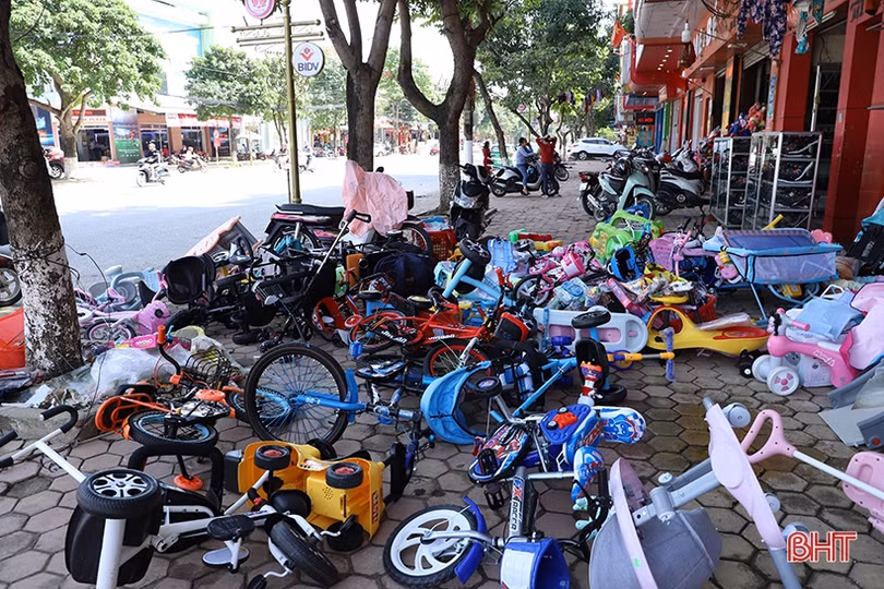 Tranh thủ trời nắng, tiểu thương Hà Tĩnh phơi hàng hóa sau mưa lũ