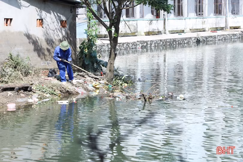 Sau mưa lũ, thành phố Hà Tĩnh “ngập” rác