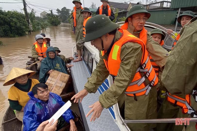 Phó Thủ tướng Trịnh Đình Dũng cùng lãnh đạo Hà Tĩnh trao quà cứu trợ “tâm lũ” Cẩm Xuyên