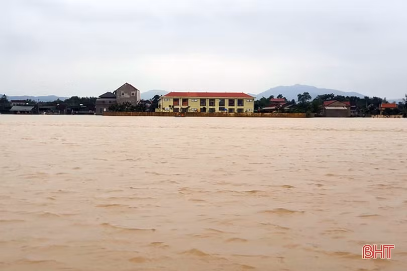 Cận cảnh cứu trợ người dân “tâm lũ” Cẩm Xuyên trong sáng nay