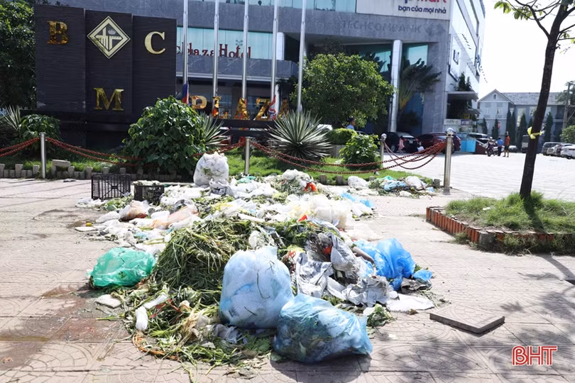 Sau mưa lũ, thành phố Hà Tĩnh “ngập” rác