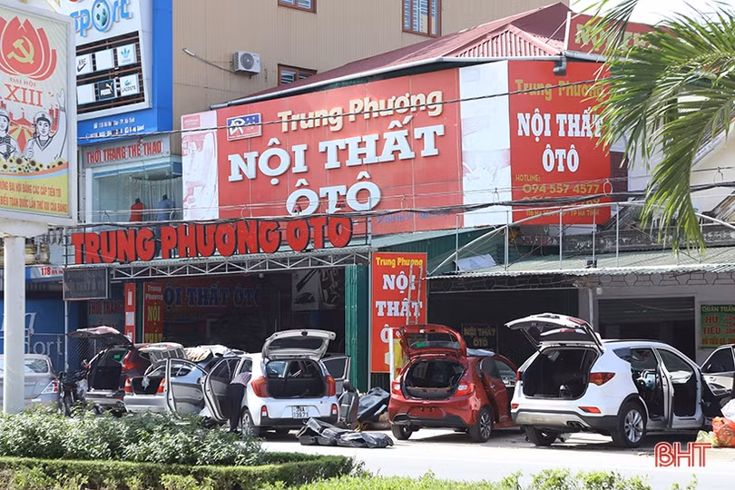 Tranh thủ trời nắng, tiểu thương Hà Tĩnh phơi hàng hóa sau mưa lũ