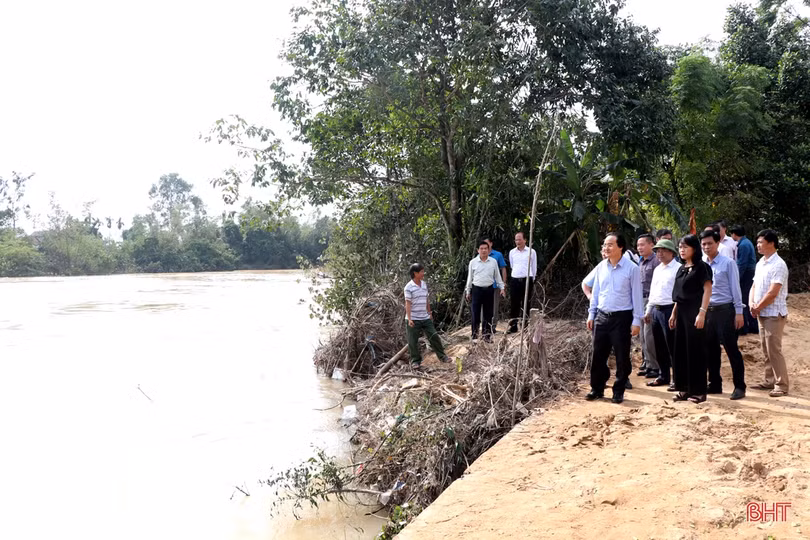Bộ trưởng Bộ GD&ĐT thăm, tặng quà các trường học vùng lũ Hà Tĩnh
