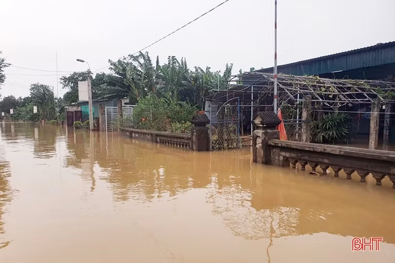 Cận cảnh cứu trợ người dân “tâm lũ” Cẩm Xuyên trong sáng nay