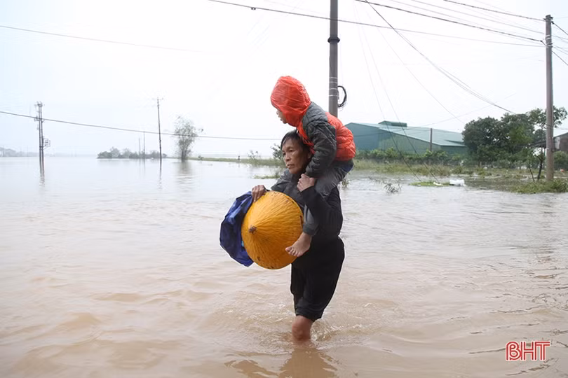 Mênh mông biển nước nhấn chìm hàng chục nghìn nhà dân ở Hà Tĩnh