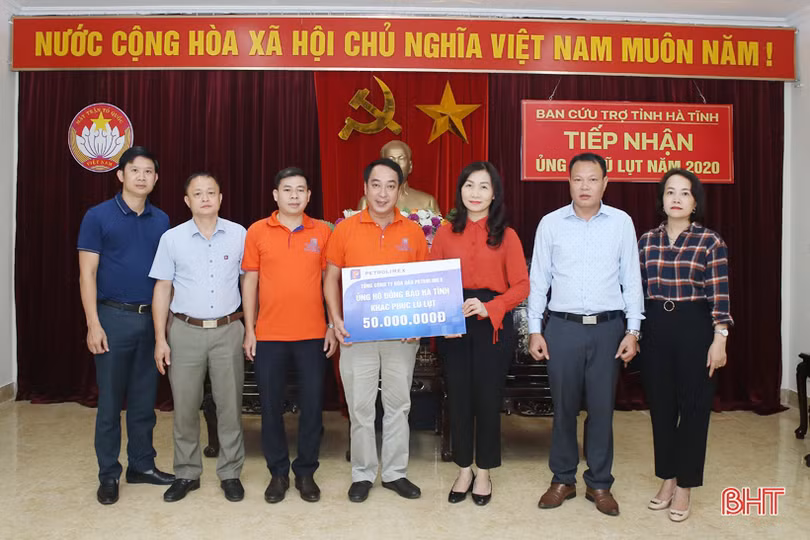 Chủ tịch Hội Nông dân Việt Nam thăm hỏi, trao quà cho người dân vùng lũ Cẩm Xuyên