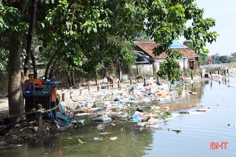 Sau mưa lũ, thành phố Hà Tĩnh “ngập” rác
