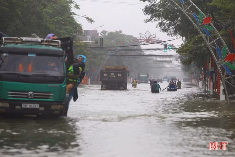 Hà Tĩnh: Nhiều xe tải lớn làm “taxi” miễn phí cho người dân vùng lụt