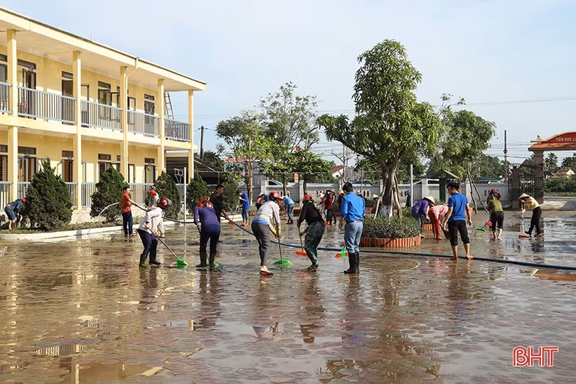 Khẩn trương khắc phục hậu quả lũ lụt, hỗ trợ người dân Hà Tĩnh sấy lúa