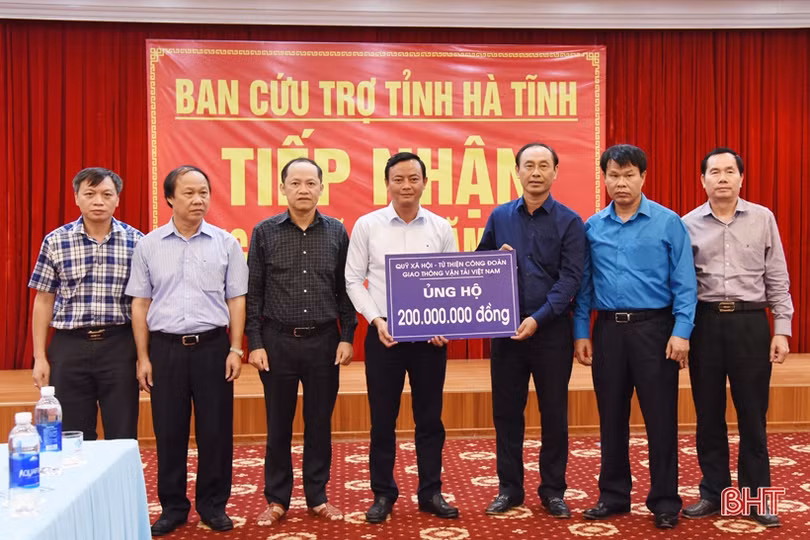 Thêm nhiều phần quà ý nghĩa hướng về người dân vùng lũ Hà Tĩnh